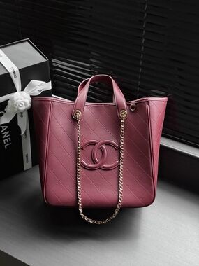 CHANEL Quilted Leather Tote in Dusty Rose with Gold Chain